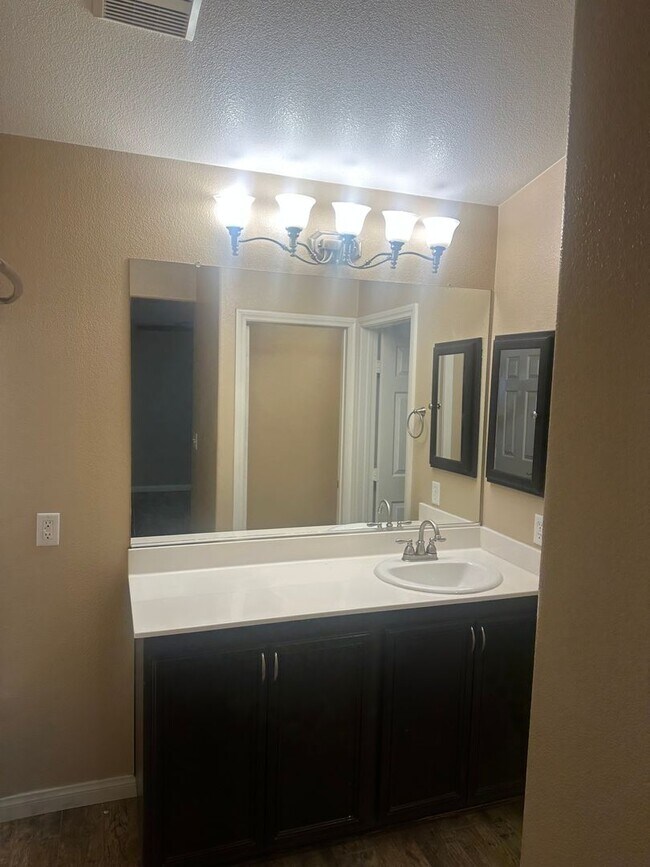 Building Photo - NW!! Single Story Home!! No Carpet!! Pot S...