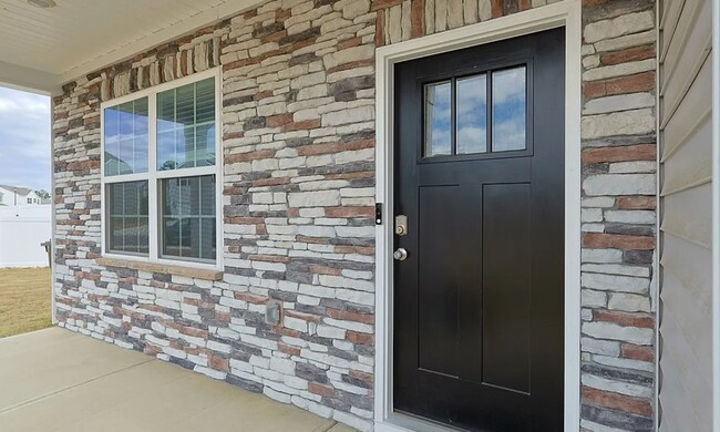 Building Photo - Beautiful 5 Bedroom, 3 Bath Home- New to Rental Market- Short Commute to Ft. Bragg