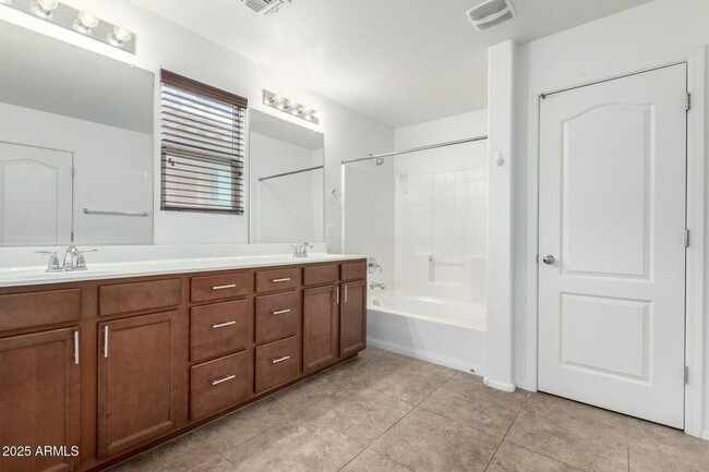 Building Photo - Beautiful 3 bedroom plus den, 2.5 bath hom...