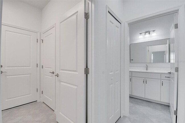 Building Photo - 215 Summertime Pl