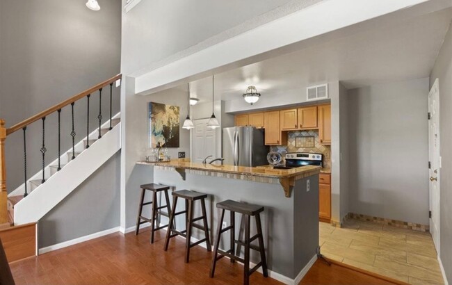 Building Photo - Updated 2 Bed, 2 Bath Top-Floor Condo with...