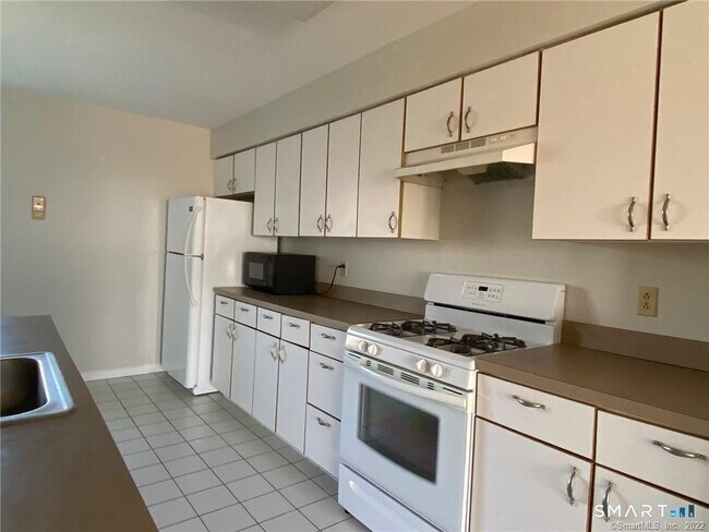 Building Photo - 560 Silver Sands Rd