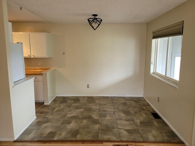 Building Photo - MOVE IN READY!! 2-Bedroom Boulder Condo