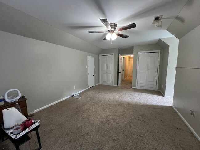 Building Photo - Charming Home in Country Club Hills – Idea...