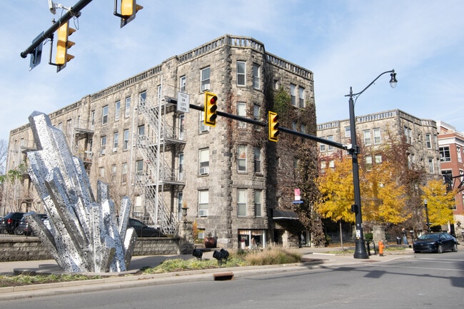Building Photo - Greystone Court