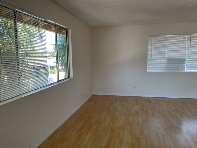 Building Photo - "Discover Coastal Living: Spacious 3-Bed, 2-Bath Townhouse