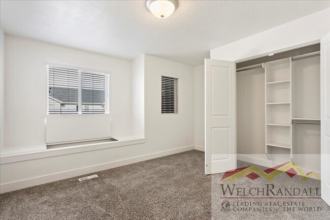 Building Photo - Live in Style – 3 Bed, 2.5 Bath Townhome i...