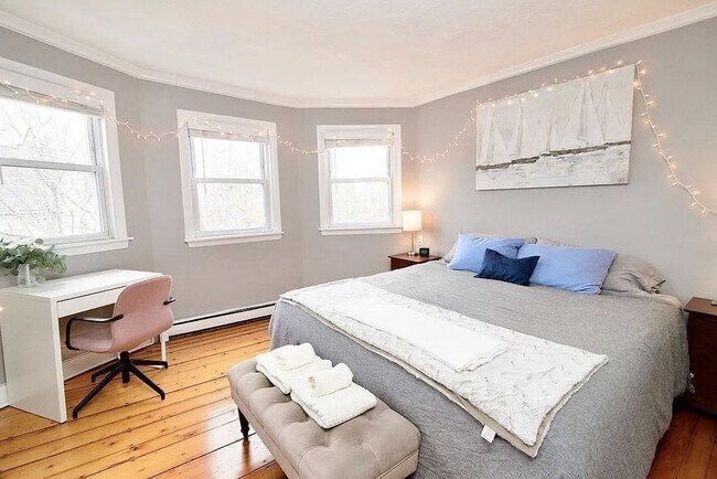 Building Photo - 206 Bunker Hill St