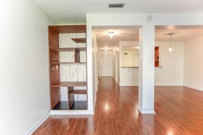 Building Photo - "Charming Kempsville Lake Townhome – Great Amenities & Location!"