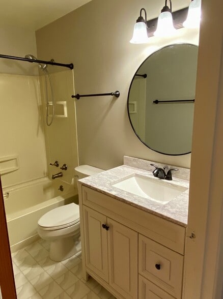 Building Photo - 2009 Crescent Dr