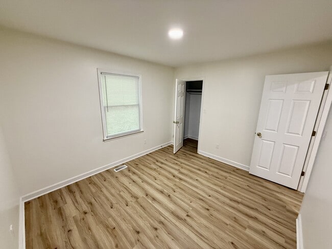 Building Photo - 140 White Oak Cir