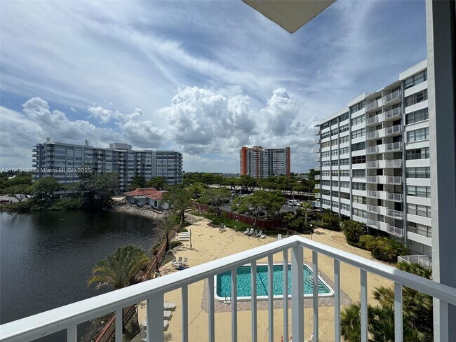 Building Photo - 1300 NE Miami Gardens Dr