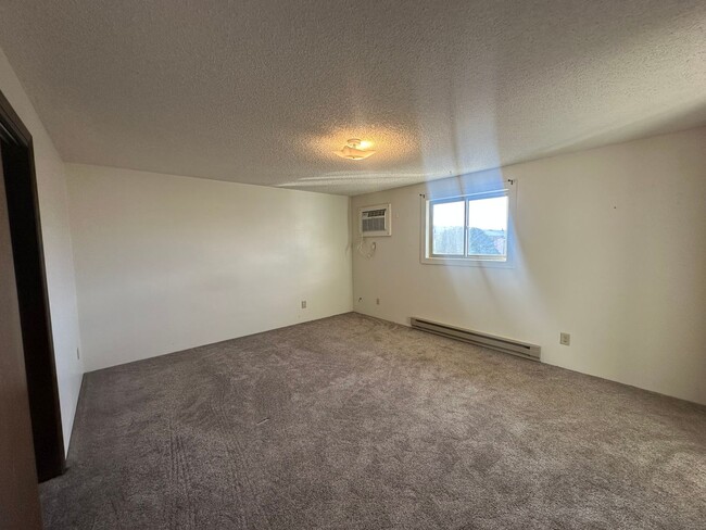 Building Photo - Two Bedroom, One and Half Bathroom Townhom...