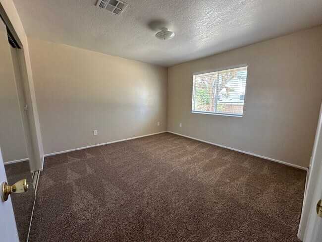 Building Photo - Beautiful 3 bedroom home available now