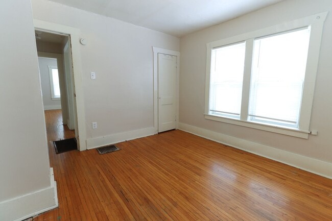 Building Photo - Cozy 2 Bed, 1 Bath!