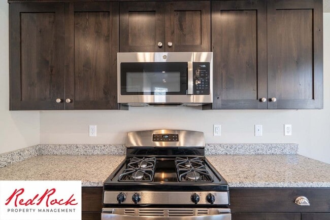 Building Photo - Spacious Townhome in Hurricane Heights