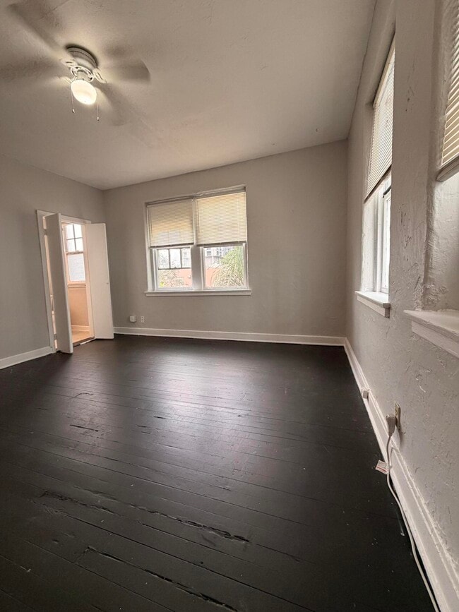 Building Photo - 523 24th St