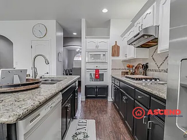Building Photo - Stunning 3 Bedroom Home In Rosedale!