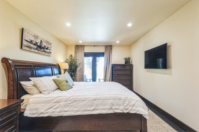 Building Photo - 30 Castlewood Dr