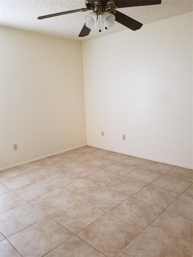 Building Photo - 740 Simonetti Dr