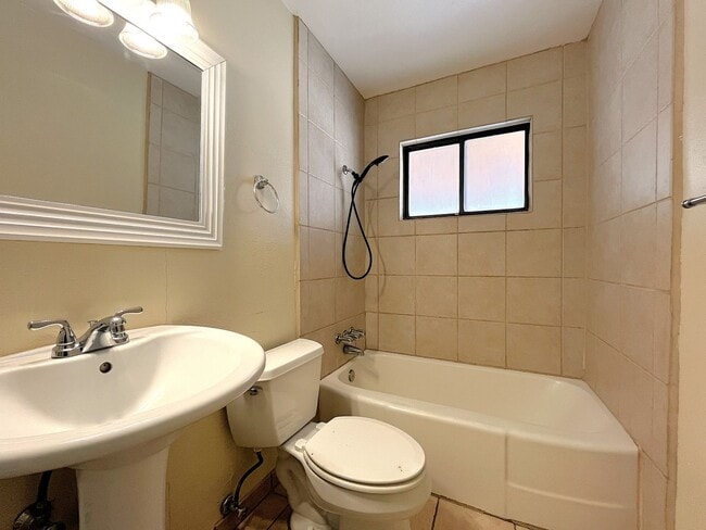 Building Photo - Splendid 4 Bedroom, 2 Bath Home Near Kirtland AFB! Available Now!