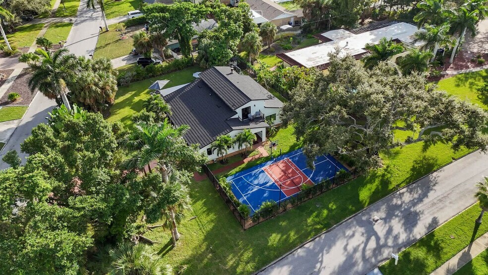 Building Photo - 612 Montezuma Dr