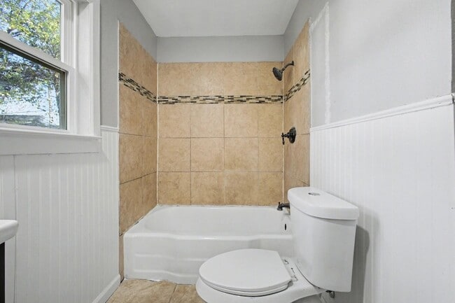 Building Photo - 2319 Glengariff Dr
