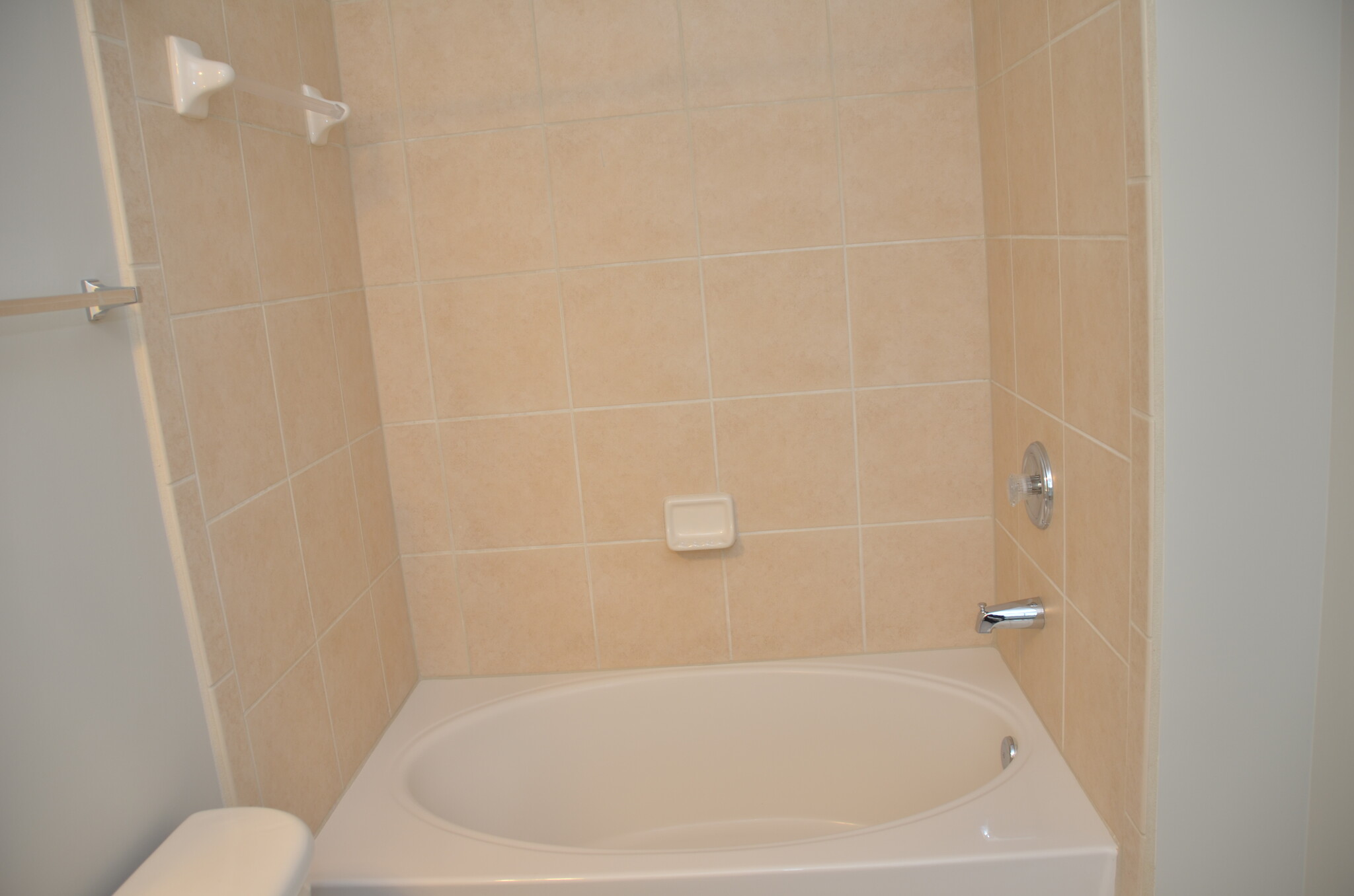 Master Bath with large Garden Tub / shower combo - 1303 Greychurch Way