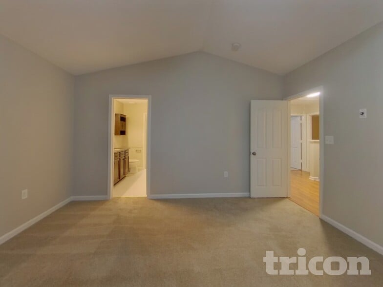 Building Photo - 2848 Village Center Dr