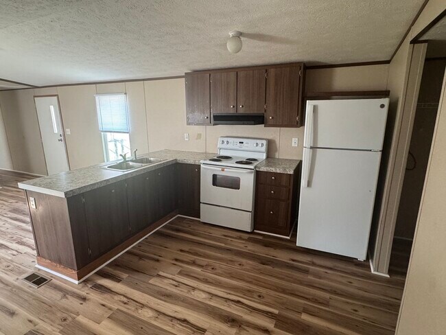 Building Photo - 2208 Cattail Cir
