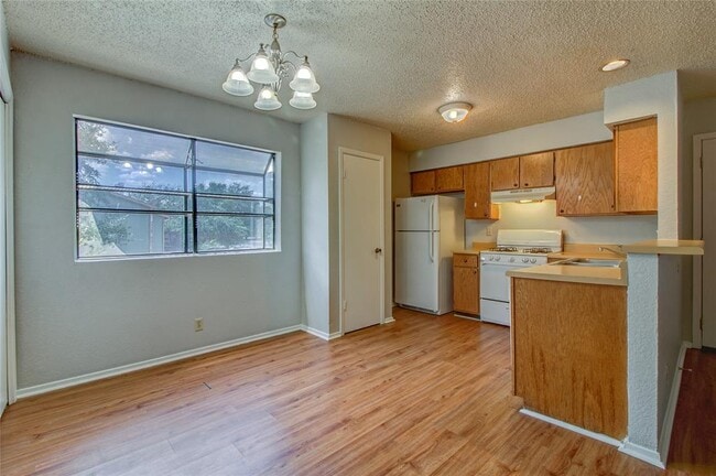 Building Photo - 400 Hedgewood Dr