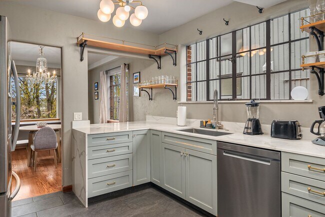 Building Photo - $2000 OFF 1 Months Rent with a Lease Start...