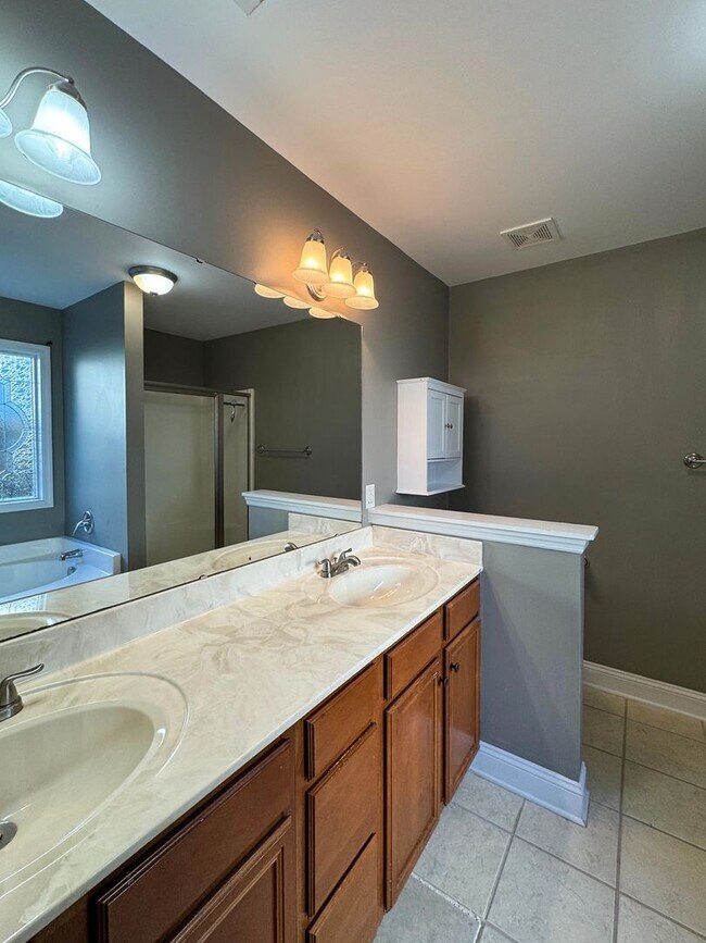 Building Photo - Lovely 3 Bed 2.5 Bath Home in Fayetteville