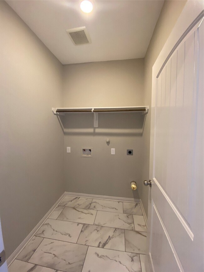 Building Photo - 16620 Merry Pines Dr
