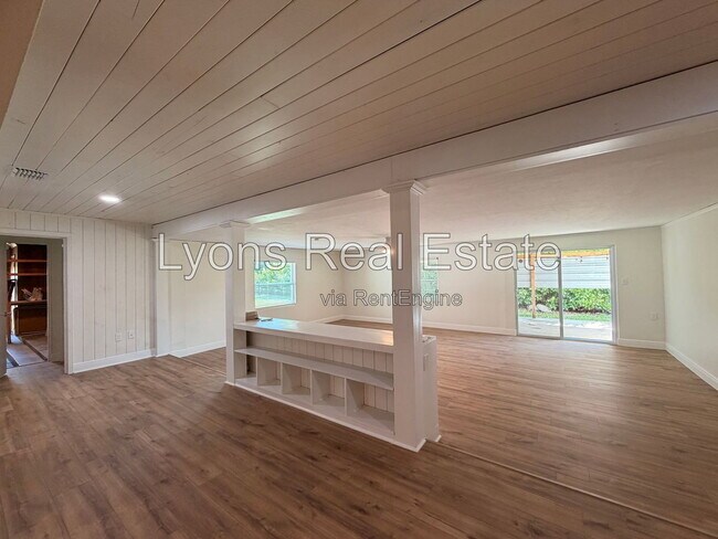 Building Photo - 10621 McGregor Blvd
