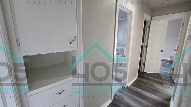 Building Photo - 3 Bedroom MWC w/Flex room!