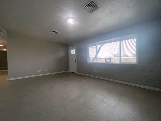 Building Photo - 2330 N Los Altos Ave