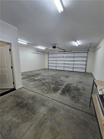 Building Photo - 2561 N Ridge Ave