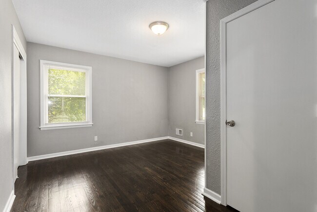 Building Photo - Newly rehabbed 3 bed 1.5 bath in Raytown