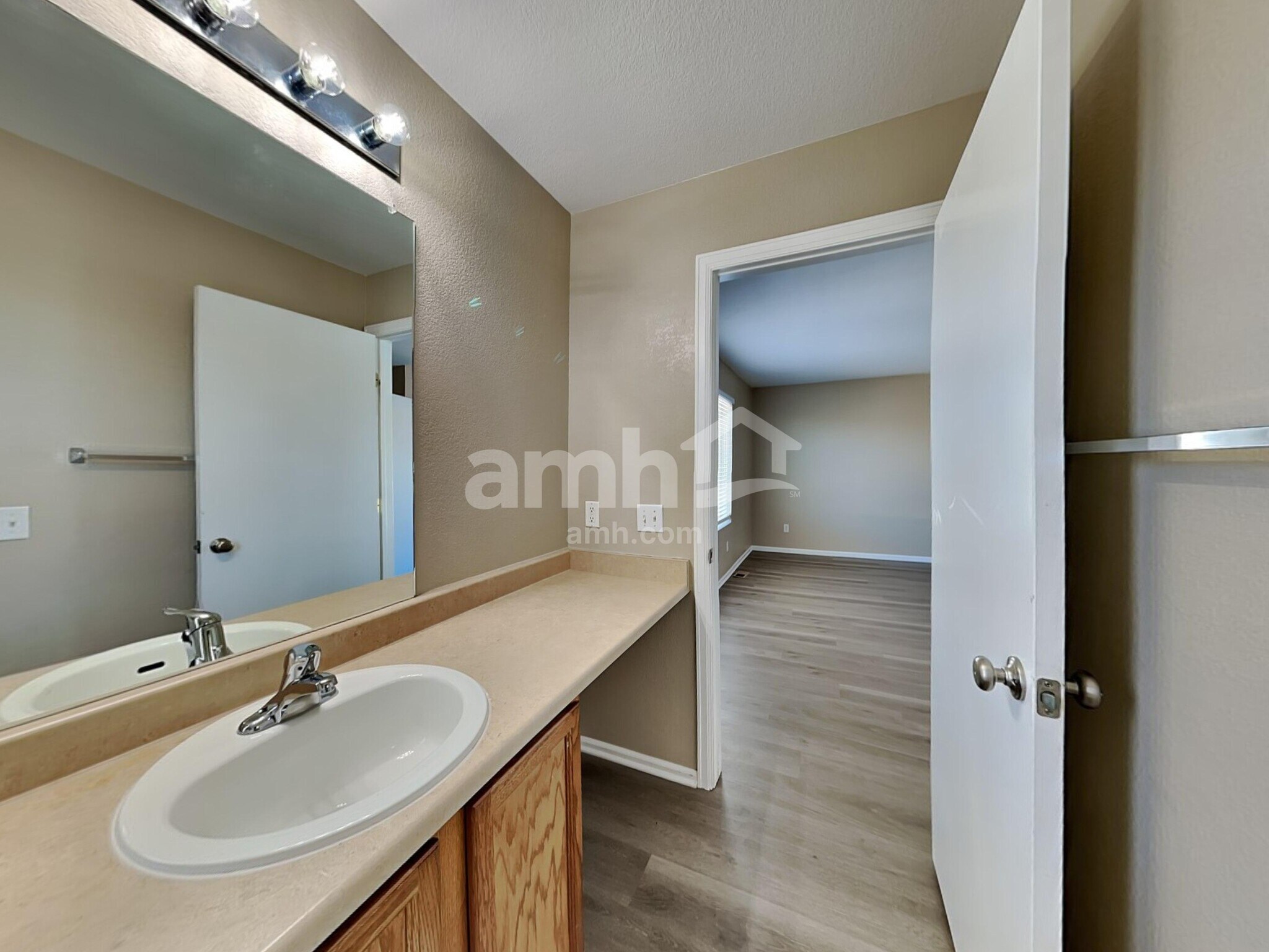 Building Photo - 5567 N Gibraltar St