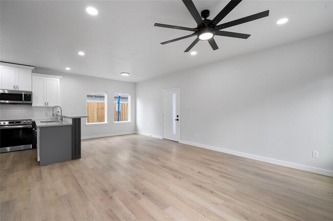 Building Photo - 7220 S Hall St