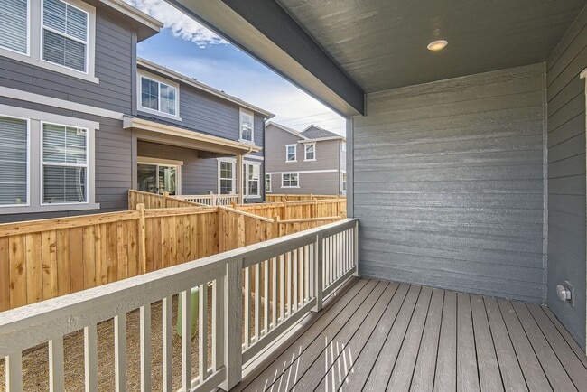 Building Photo - Luxurious 3bd 2.5 paired home in Dove Village!