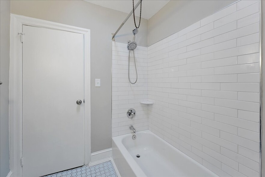 Upstairs Bathroom - 5703 Willows Ave