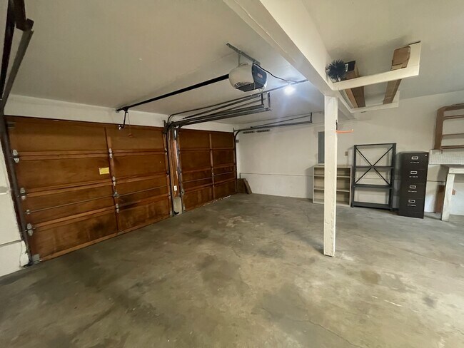 Building Photo - 1017 N Viewmont Dr