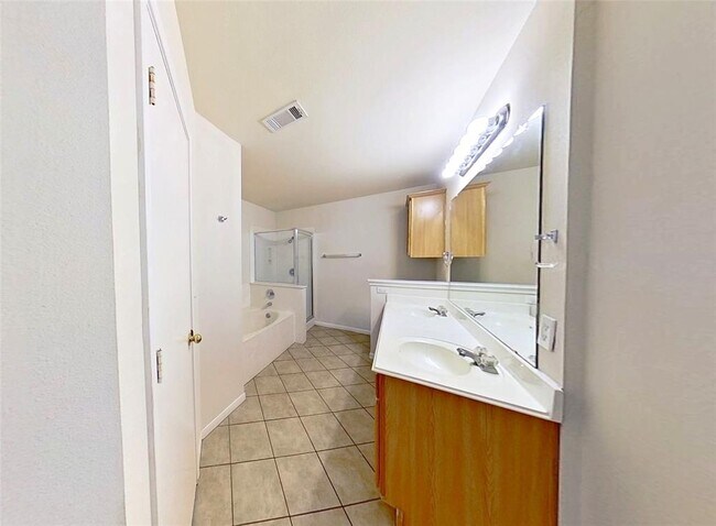 Building Photo - 903 Lantana Dr