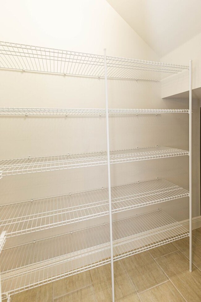 Building Photo - AVAILABLE ON 06/01 - 3 bedroom and 2.5 bat...
