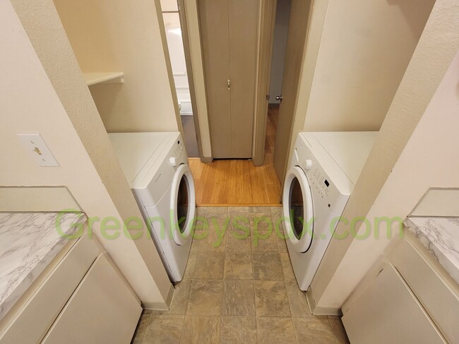 Building Photo - 2 Bedroom 2 Bath Unit in St.Johns with Ful...