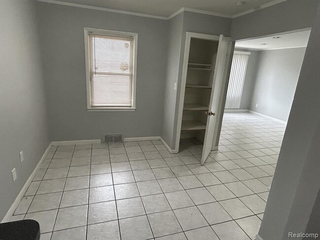 Building Photo - 12871 Saratoga St