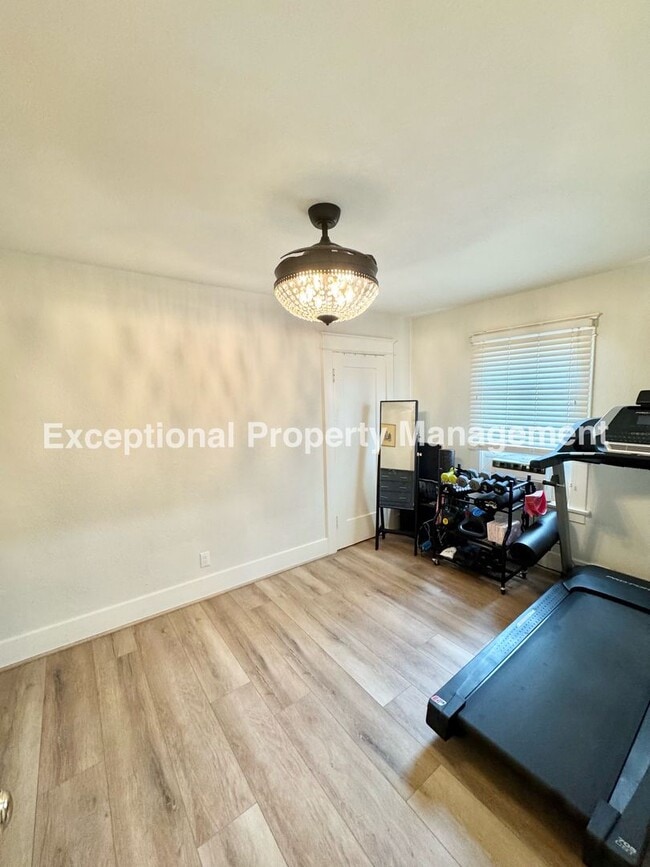 Building Photo - Great 2 bed 1 bath Craftsman home!