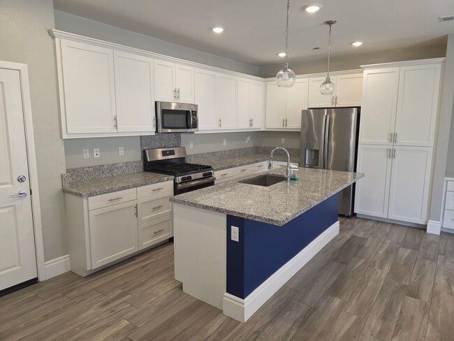 Building Photo - Murrieta 4 Bedroom Home with Solar in Gated Community!